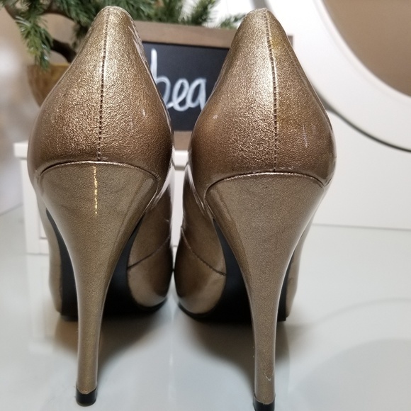 Steve Madden Vivvaa Gold Heels - Picture 4 of 8